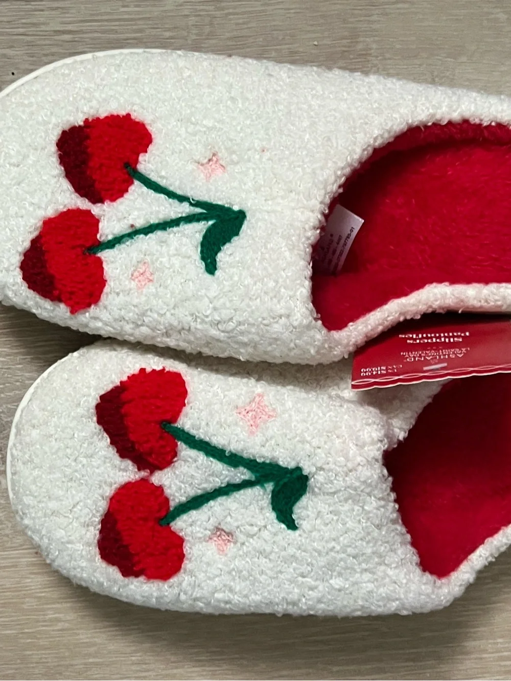 Ashland Cherry Slippers, Kids 6.5 (age 10/12)